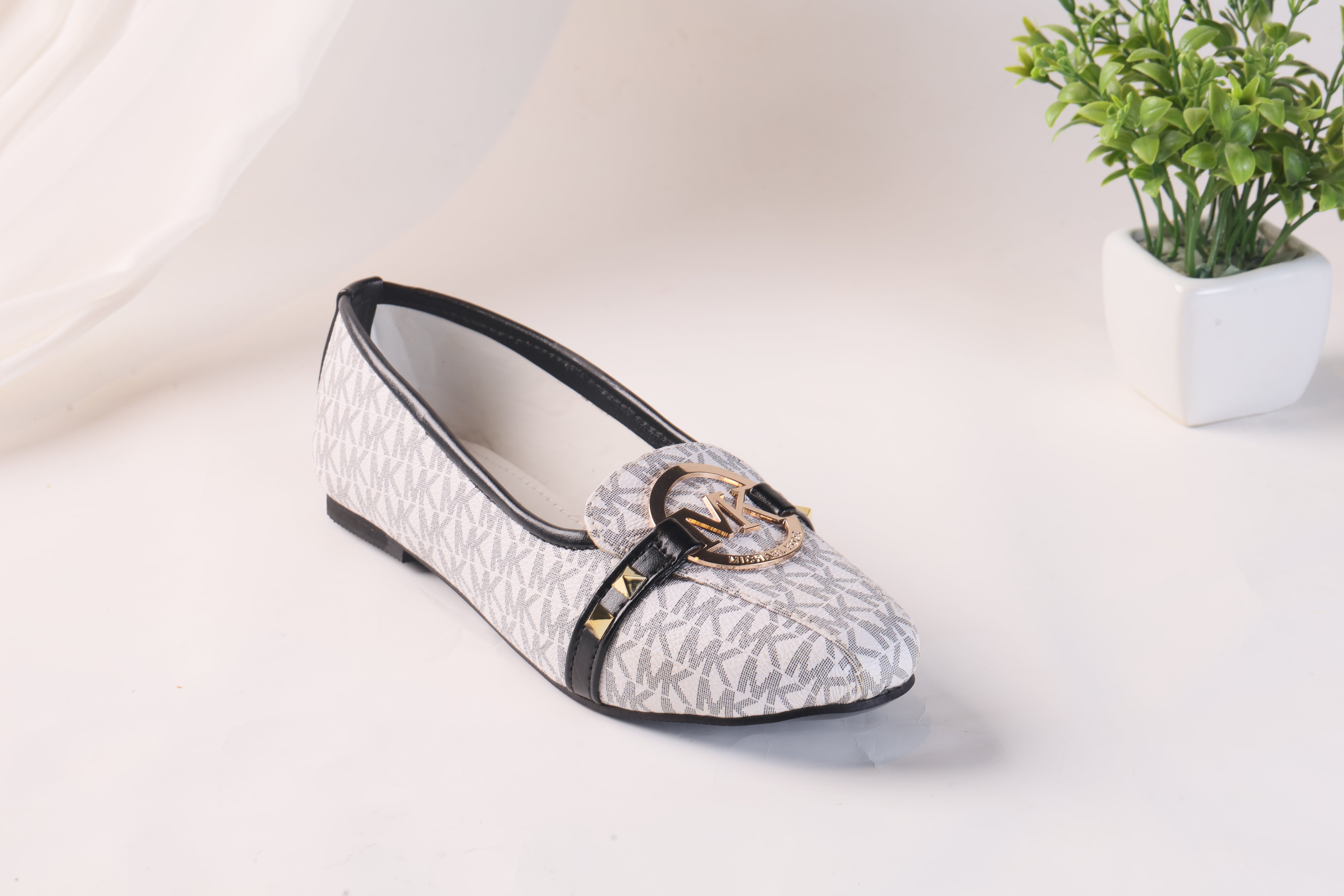MICHAEL KORS ALICE LOGO BALLET FLAT PUMPS - WHITE