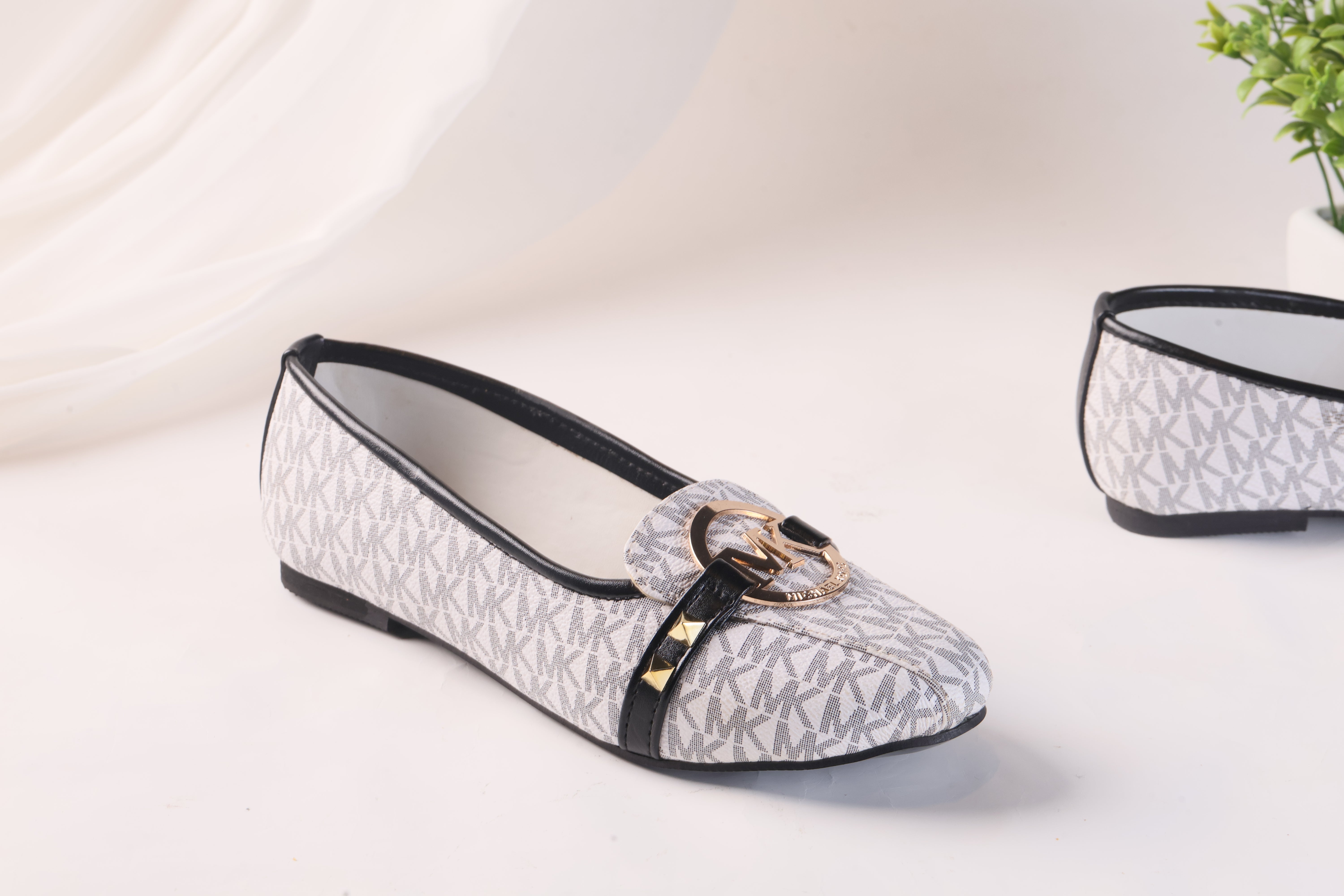MICHAEL KORS ALICE LOGO BALLET FLAT PUMPS - WHITE