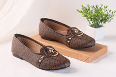 MICHAEL KORS ALICE LOGO BALLET FLAT PUMPS - BROWN