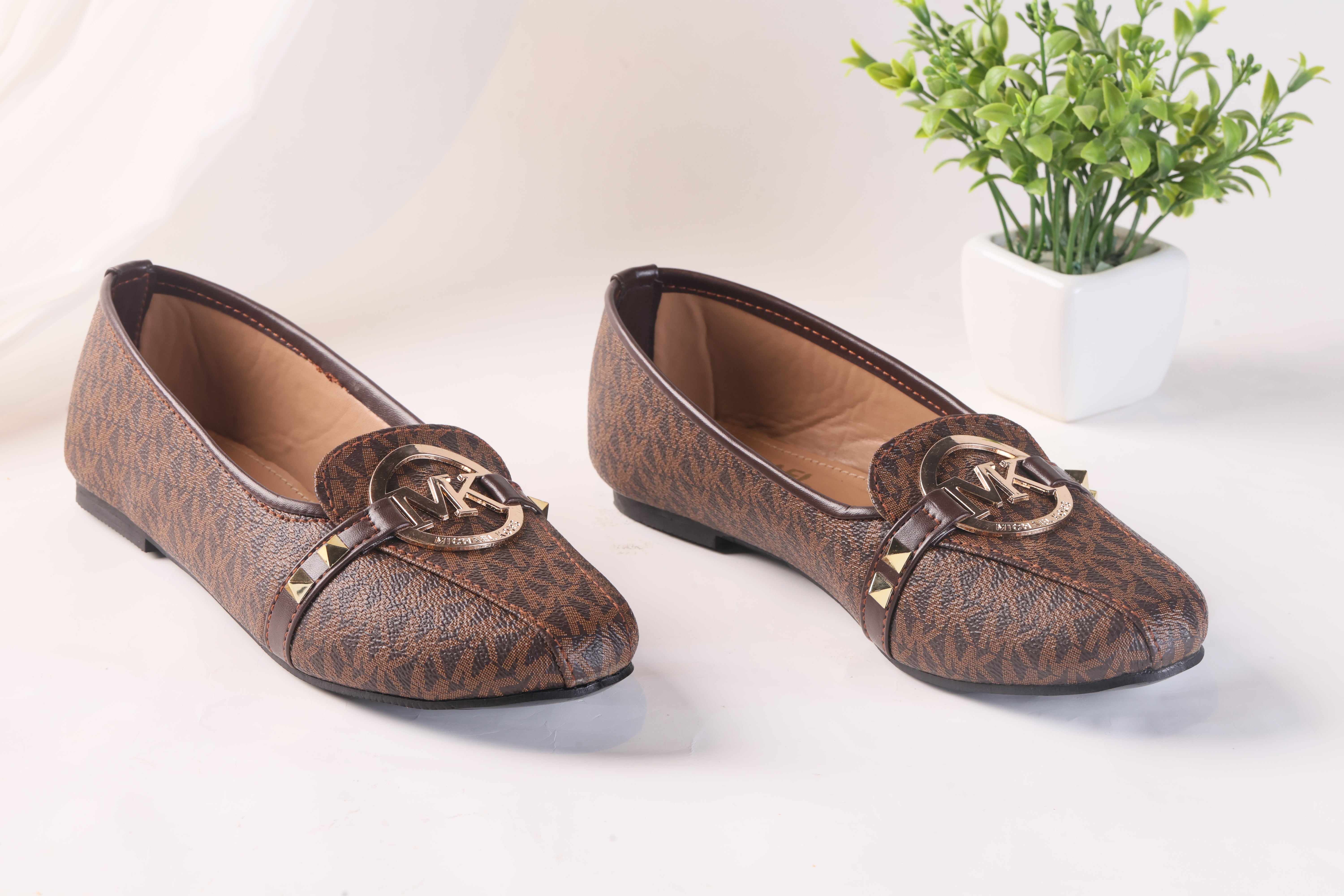 MICHAEL KORS ALICE LOGO BALLET FLAT PUMPS - BROWN