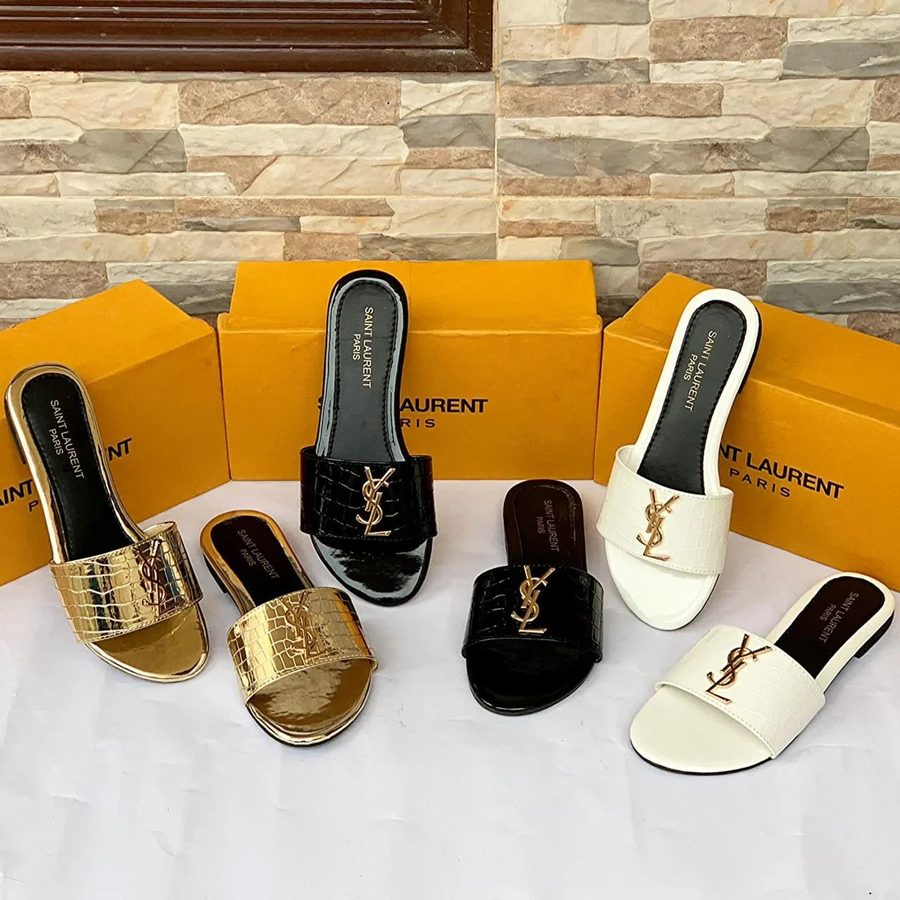CROCODILE SLIPPERS - WHITE
