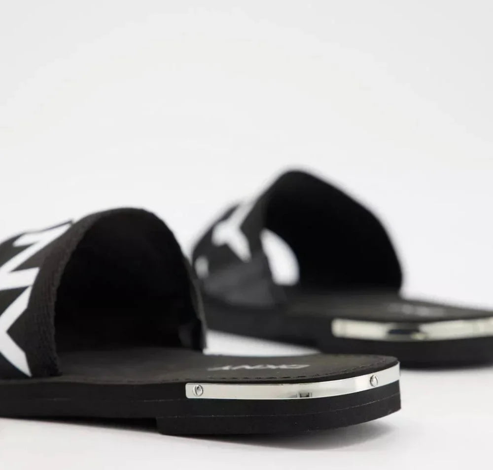 DKNY ISHA FLAT SANDAL - BLACK