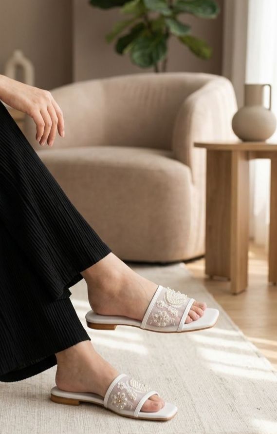 Viral Hand Made Flats = White