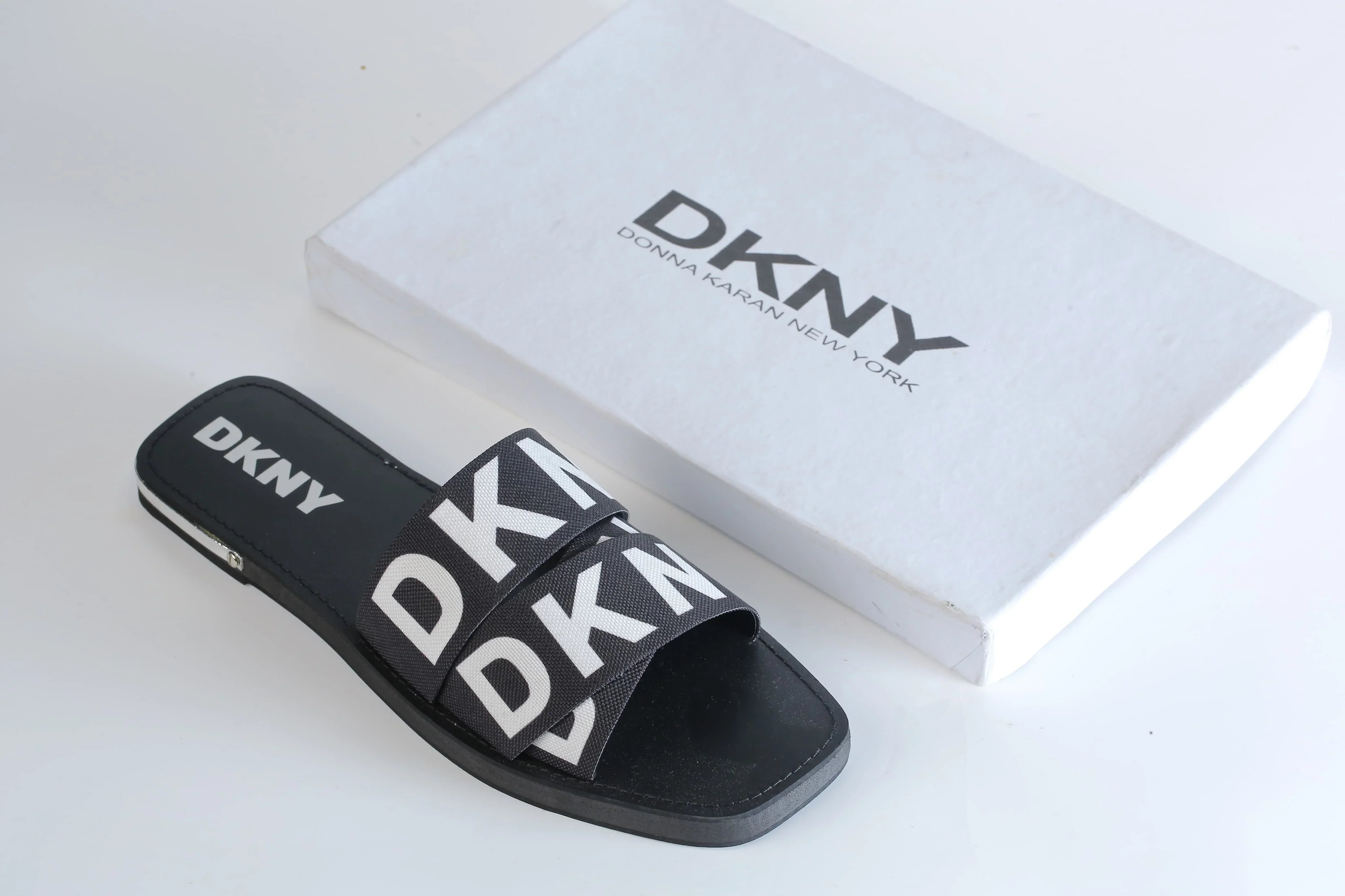 DKNY ISHA FLAT SANDAL - BLACK