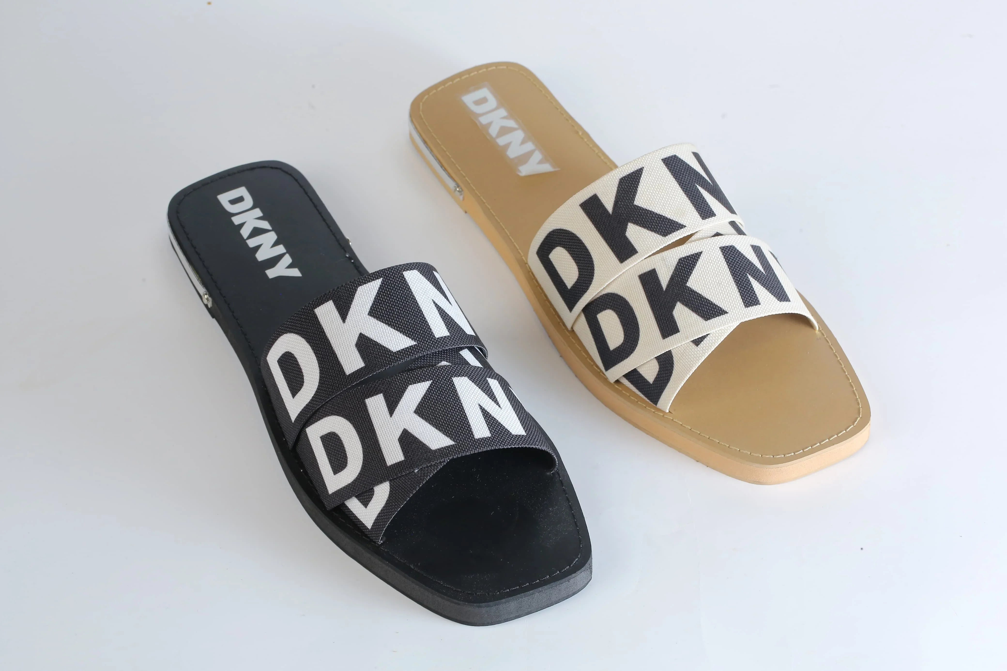 DKNY ISHA FLAT SANDAL - BLACK