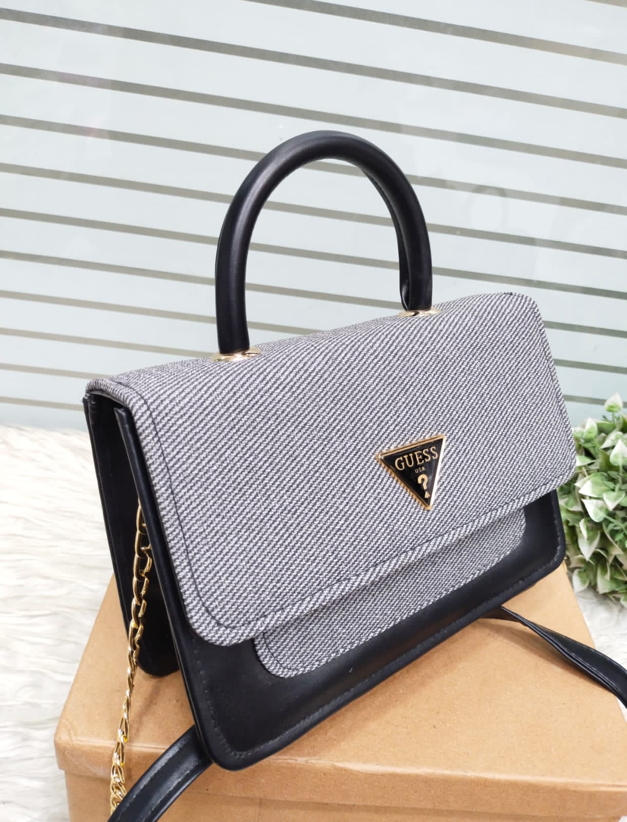 GUESS SHOULDER BAG - BLACK