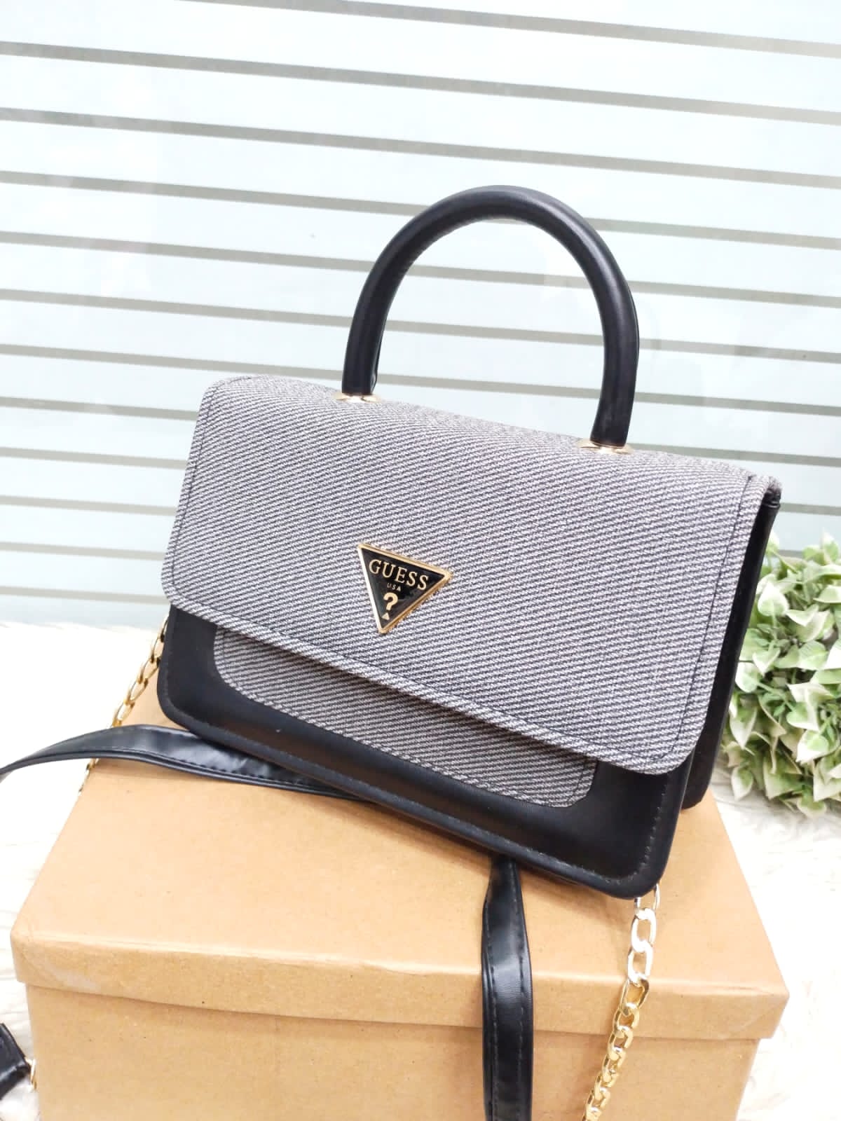 GUESS SHOULDER BAG - BLACK